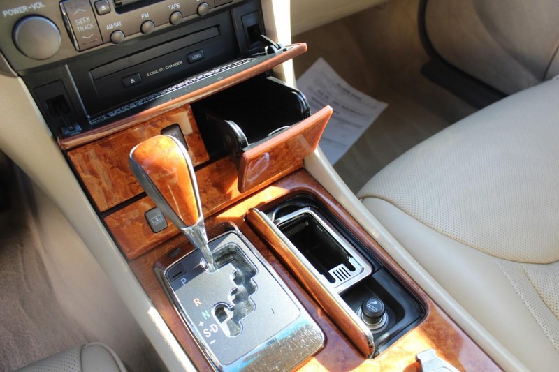 Lexus LS 430 Vehicle Full-screen Gallery Image 17