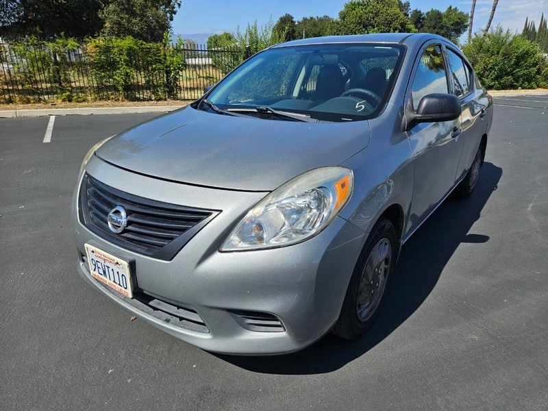Nissan Versa Vehicle Full-screen Gallery Image 01