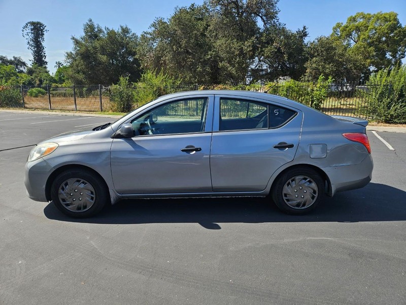 Nissan Versa Vehicle Full-screen Gallery Image 02