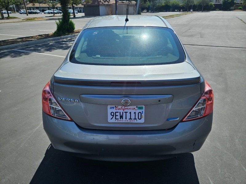 Nissan Versa Vehicle Full-screen Gallery Image 03