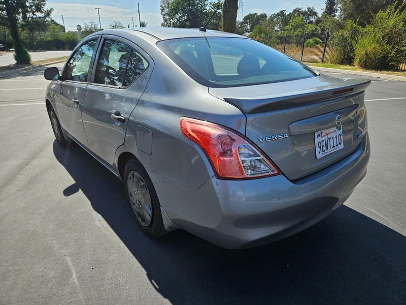 Nissan Versa Vehicle Full-screen Gallery Image 04