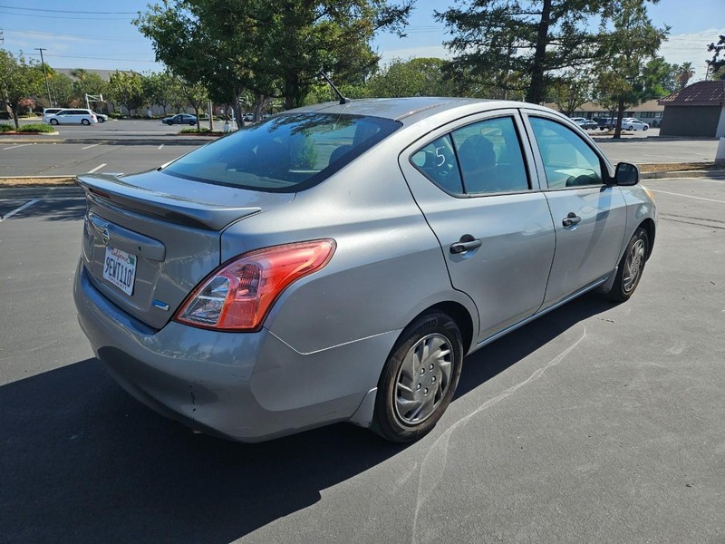Nissan Versa Vehicle Full-screen Gallery Image 05