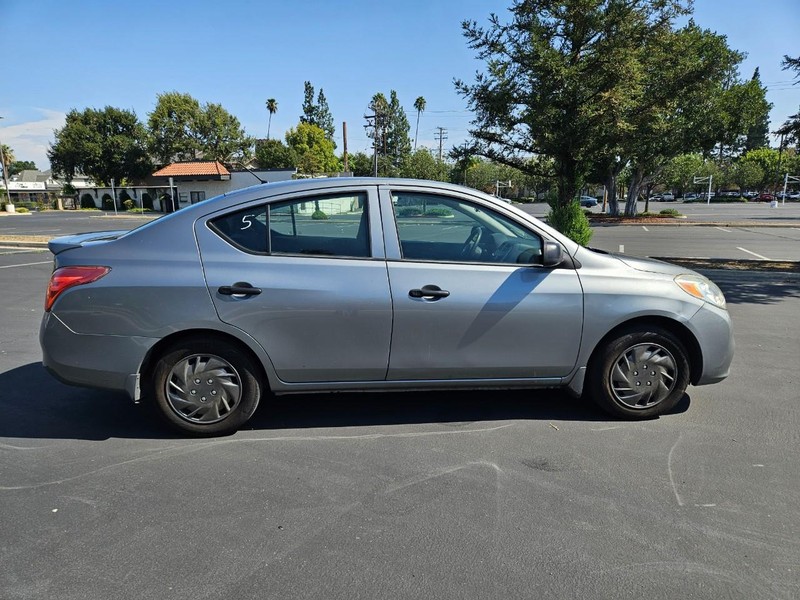 Nissan Versa Vehicle Full-screen Gallery Image 06