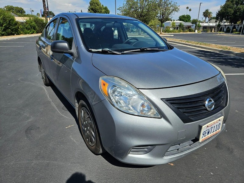 Nissan Versa Vehicle Full-screen Gallery Image 07