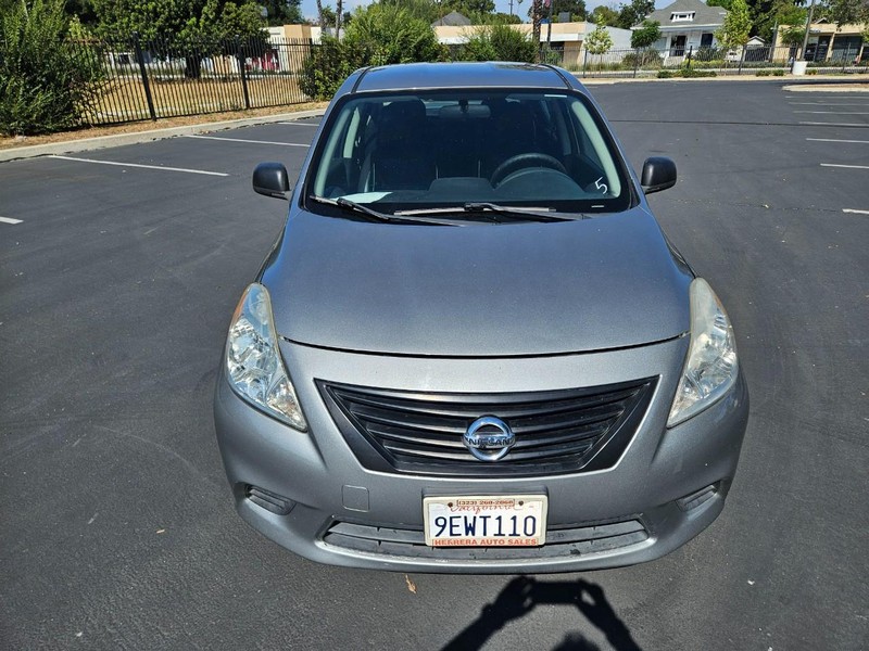 Nissan Versa Vehicle Full-screen Gallery Image 08