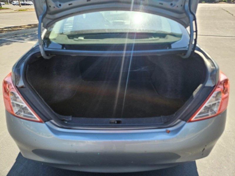 Nissan Versa Vehicle Full-screen Gallery Image 13