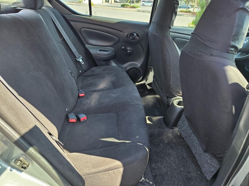 Nissan Versa Vehicle Full-screen Gallery Image 14