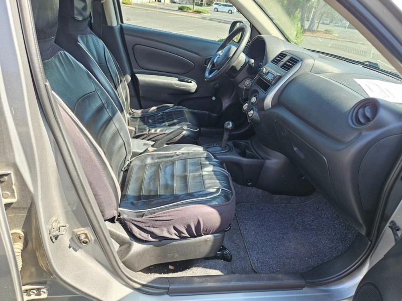 Nissan Versa Vehicle Full-screen Gallery Image 15