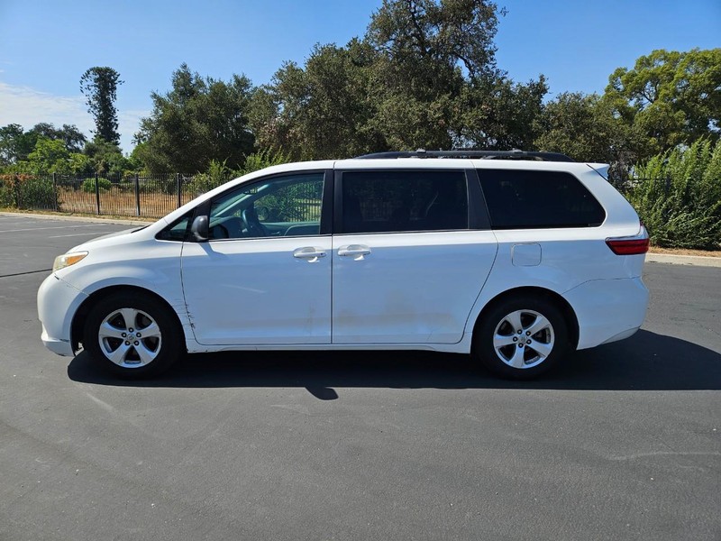 Toyota Sienna Vehicle Full-screen Gallery Image 02