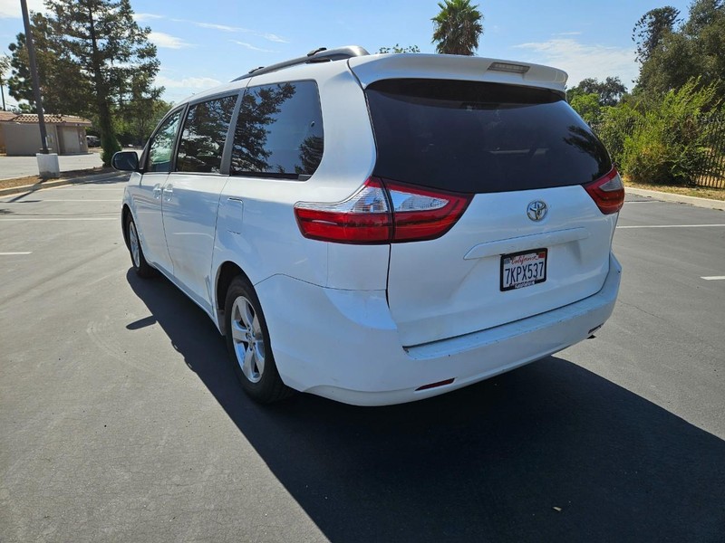 Toyota Sienna Vehicle Full-screen Gallery Image 03