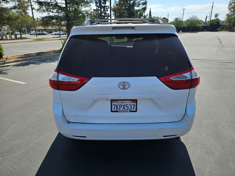Toyota Sienna Vehicle Full-screen Gallery Image 04