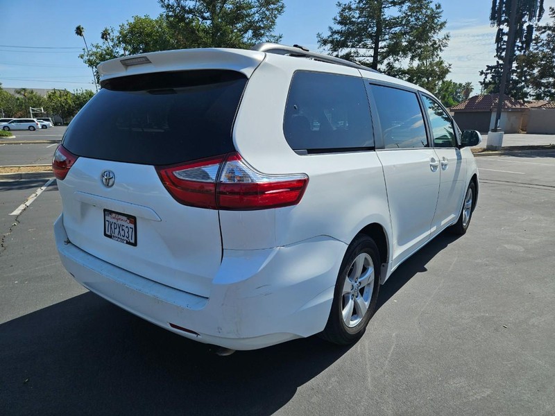 Toyota Sienna Vehicle Full-screen Gallery Image 05