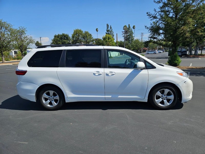 Toyota Sienna Vehicle Full-screen Gallery Image 06