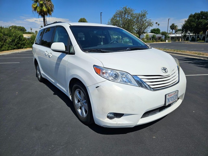 Toyota Sienna Vehicle Full-screen Gallery Image 07