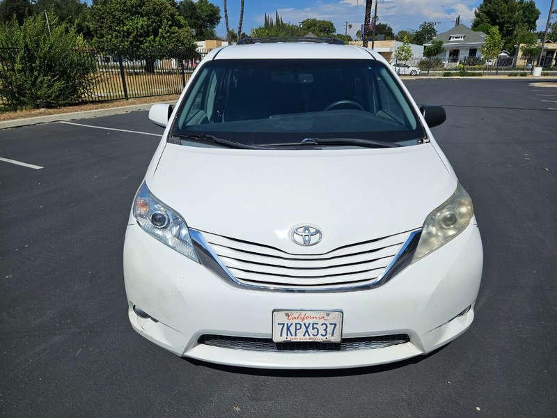 Toyota Sienna Vehicle Full-screen Gallery Image 08
