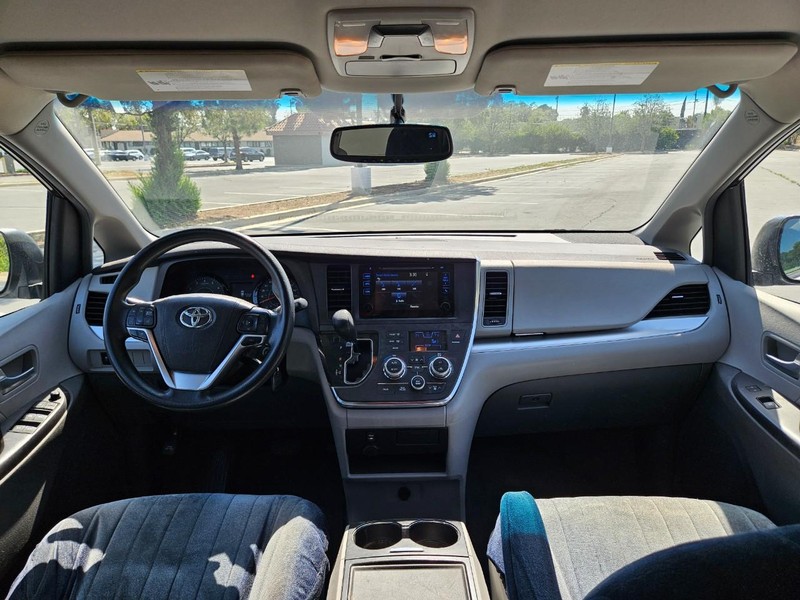 Toyota Sienna Vehicle Full-screen Gallery Image 09