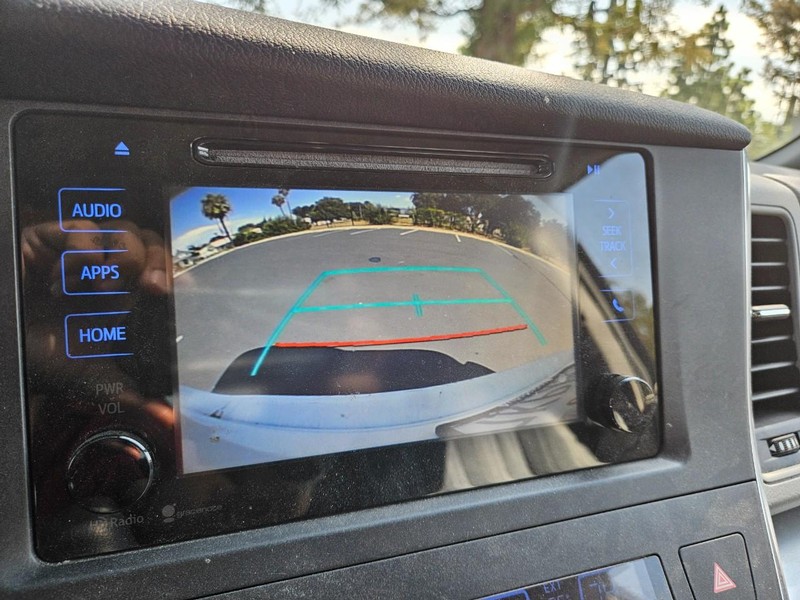 Toyota Sienna Vehicle Full-screen Gallery Image 11