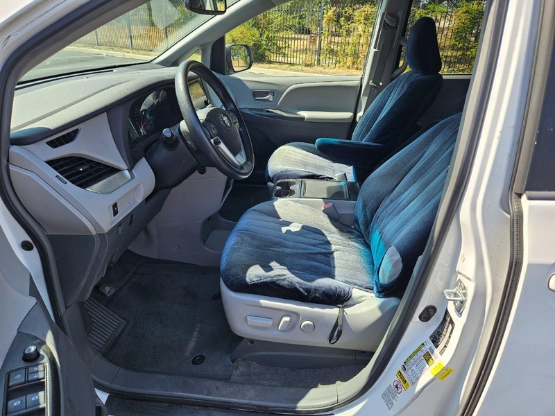Toyota Sienna Vehicle Full-screen Gallery Image 12