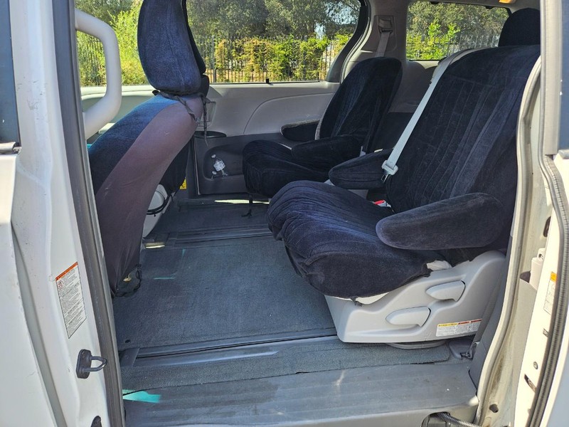 Toyota Sienna Vehicle Full-screen Gallery Image 13