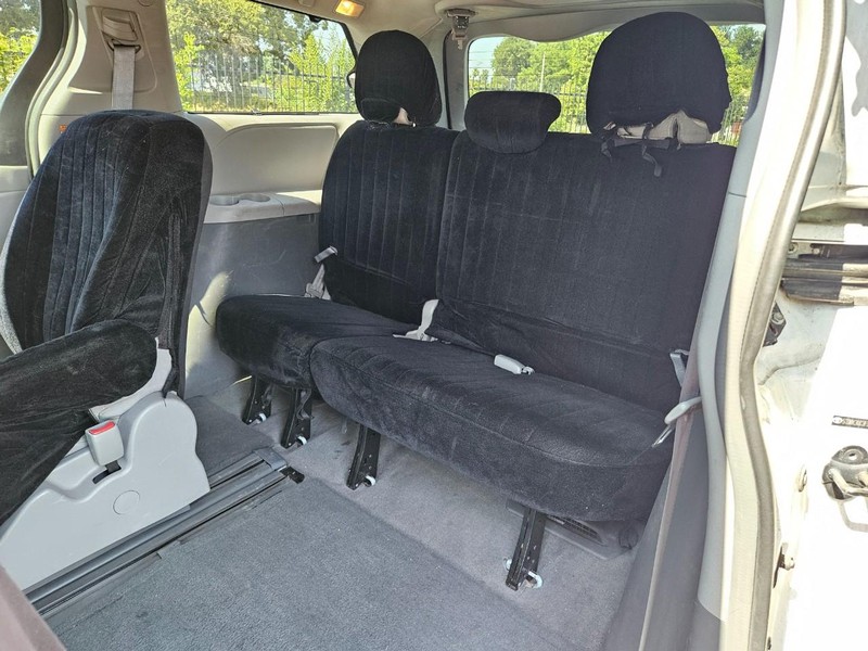 Toyota Sienna Vehicle Full-screen Gallery Image 14