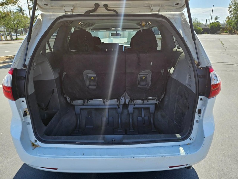 Toyota Sienna Vehicle Full-screen Gallery Image 15