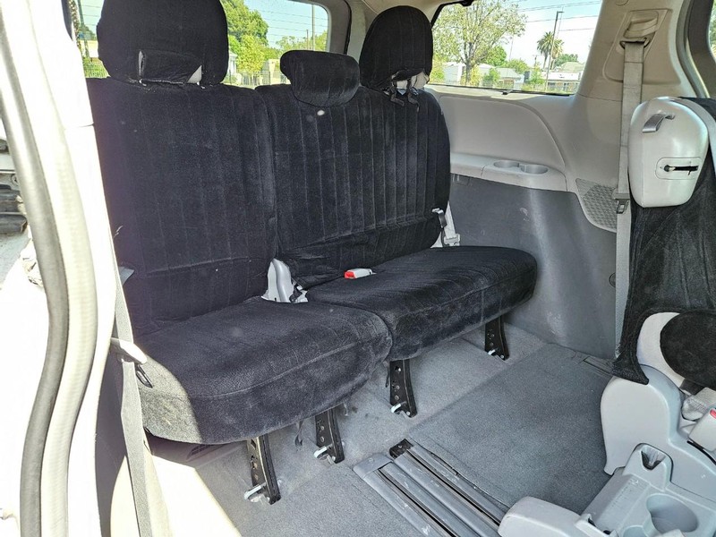 Toyota Sienna Vehicle Full-screen Gallery Image 16