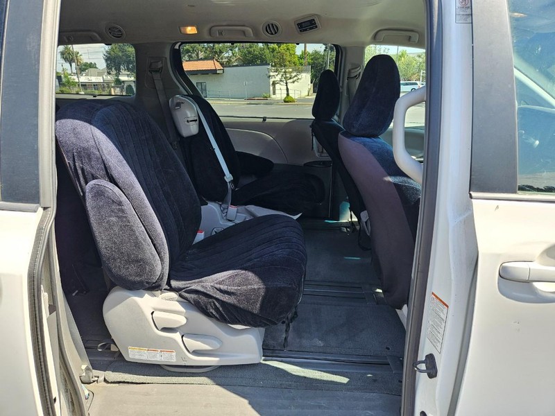 Toyota Sienna Vehicle Full-screen Gallery Image 17