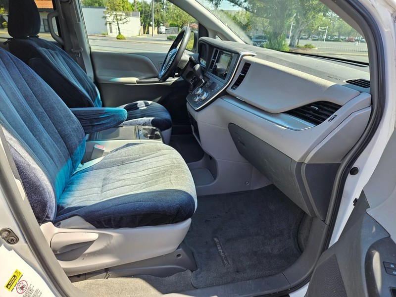 Toyota Sienna Vehicle Full-screen Gallery Image 18