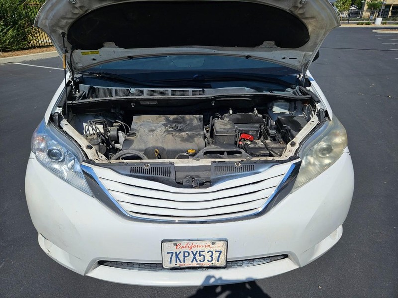 Toyota Sienna Vehicle Full-screen Gallery Image 19