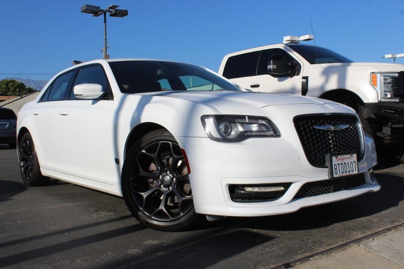 Chrysler 300 Vehicle Full-screen Gallery Image 02