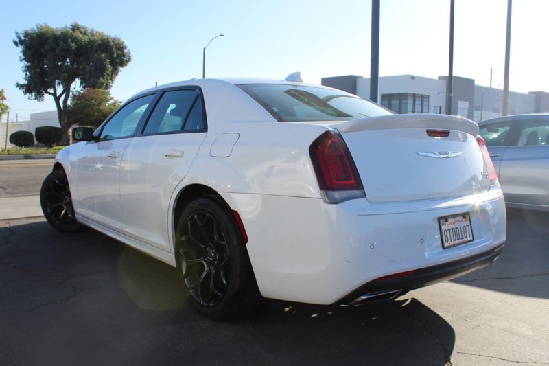 Chrysler 300 Vehicle Full-screen Gallery Image 03
