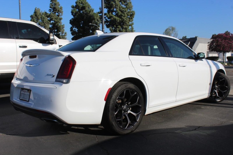 Chrysler 300 Vehicle Full-screen Gallery Image 04
