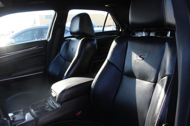 Chrysler 300 Vehicle Full-screen Gallery Image 05