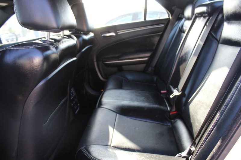 Chrysler 300 Vehicle Full-screen Gallery Image 06