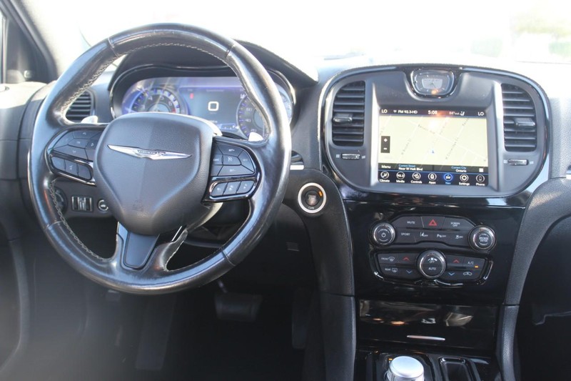 Chrysler 300 Vehicle Full-screen Gallery Image 08