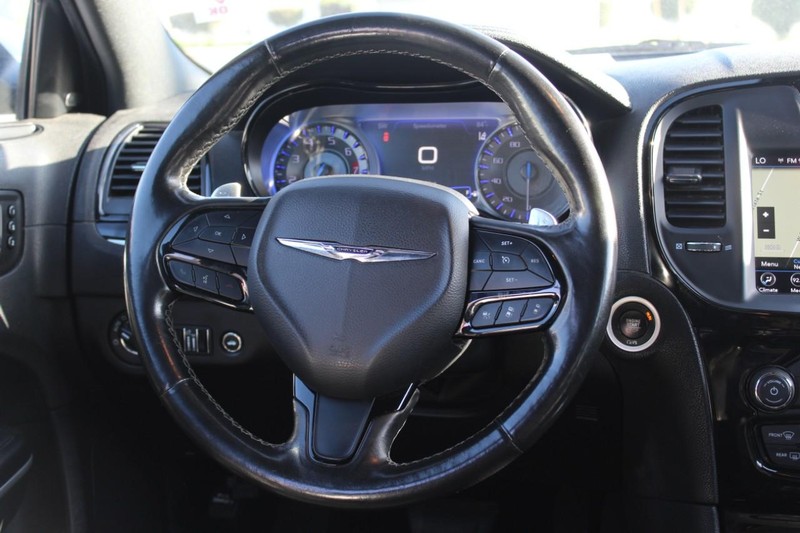 Chrysler 300 Vehicle Full-screen Gallery Image 09