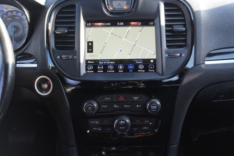 Chrysler 300 Vehicle Full-screen Gallery Image 10