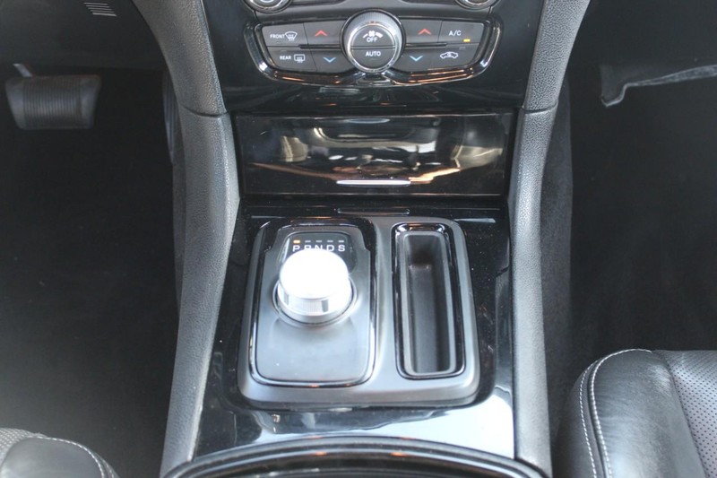 Chrysler 300 Vehicle Full-screen Gallery Image 11