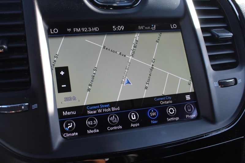Chrysler 300 Vehicle Full-screen Gallery Image 12