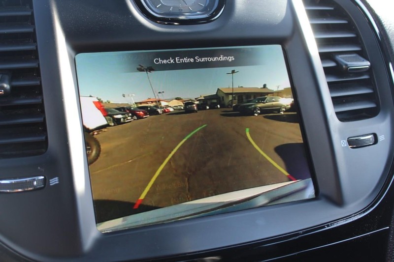 Chrysler 300 Vehicle Full-screen Gallery Image 13
