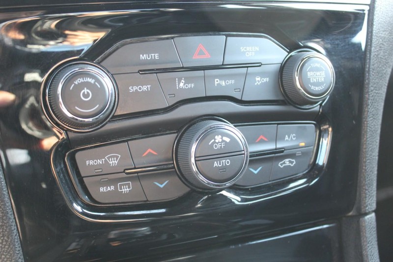 Chrysler 300 Vehicle Full-screen Gallery Image 14