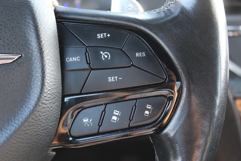 Chrysler 300 Vehicle Full-screen Gallery Image 15