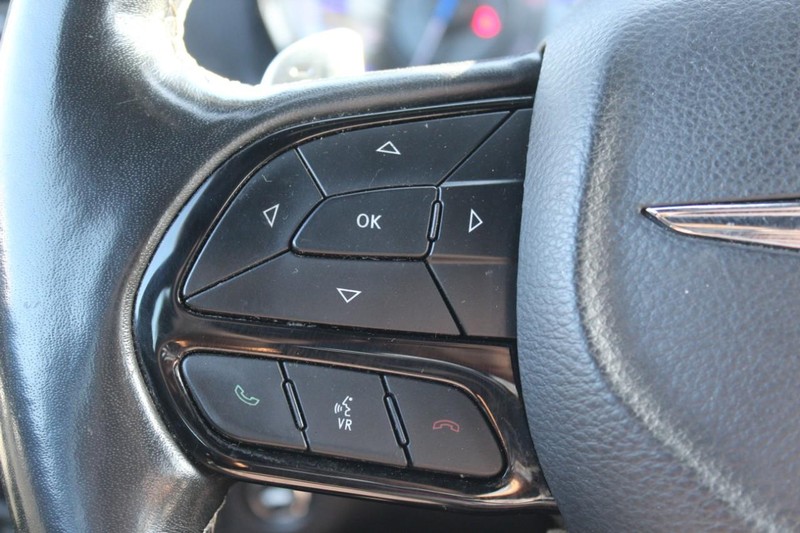 Chrysler 300 Vehicle Full-screen Gallery Image 16