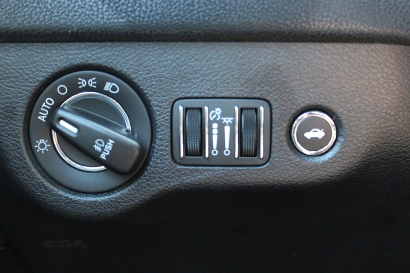 Chrysler 300 Vehicle Full-screen Gallery Image 17