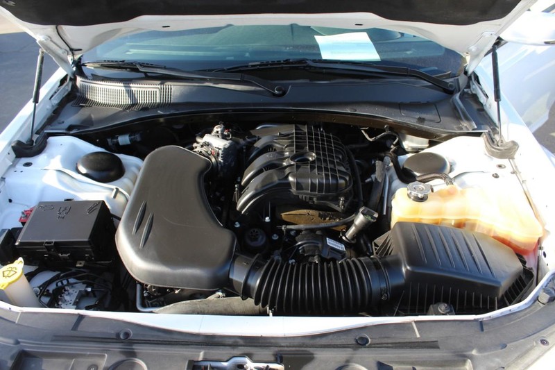 Chrysler 300 Vehicle Full-screen Gallery Image 18
