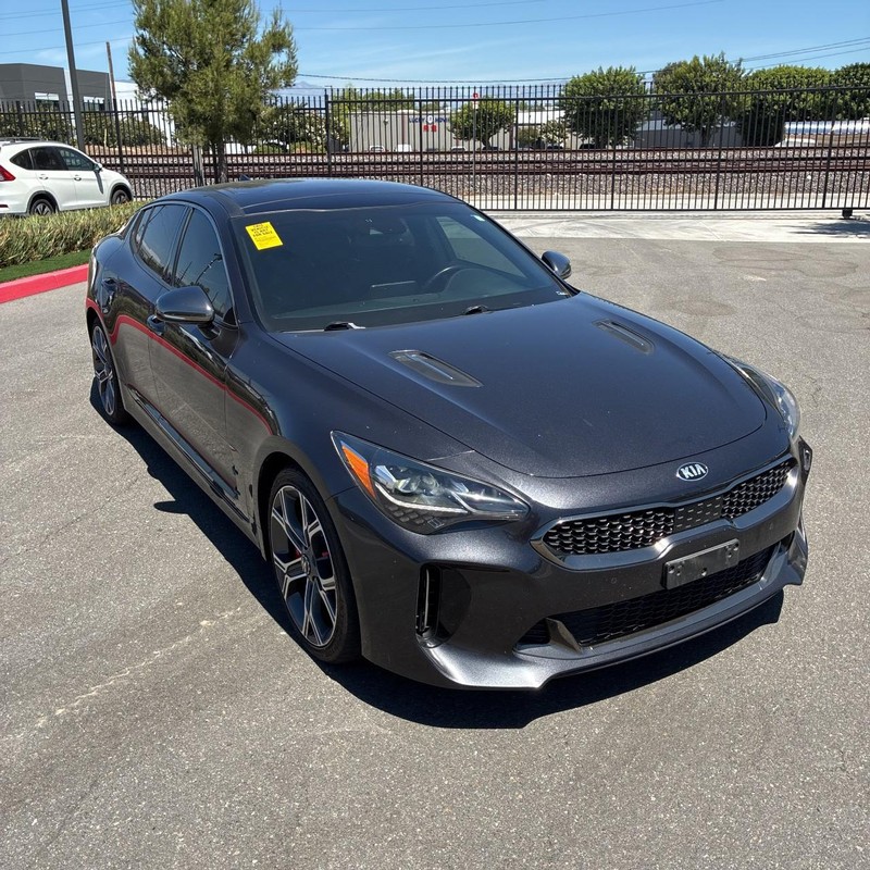 Kia Stinger Vehicle Full-screen Gallery Image 02