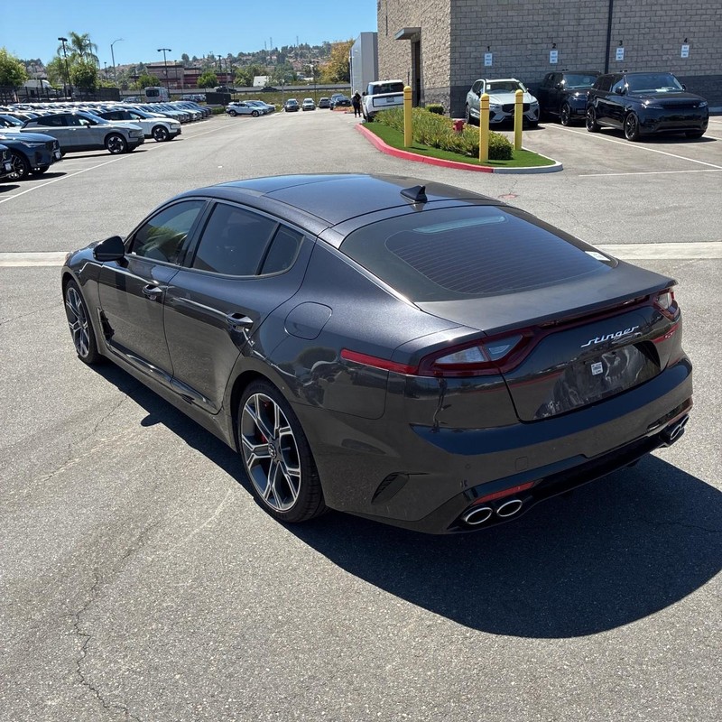 Kia Stinger Vehicle Full-screen Gallery Image 03