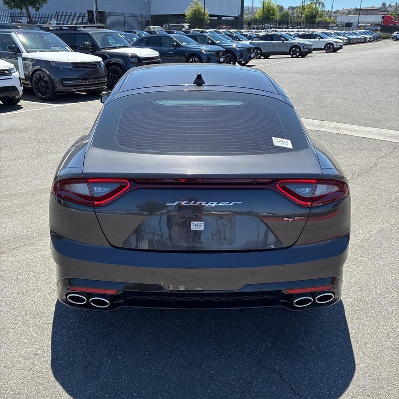 Kia Stinger Vehicle Full-screen Gallery Image 06