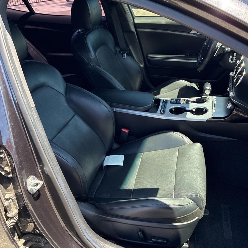 Kia Stinger Vehicle Full-screen Gallery Image 09