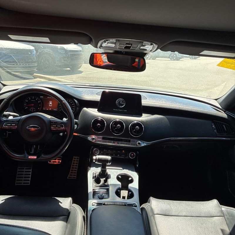 Kia Stinger Vehicle Full-screen Gallery Image 14